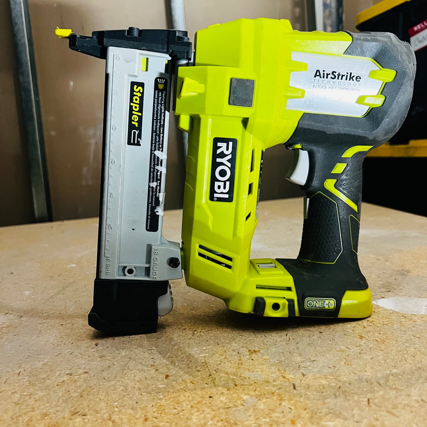 Engrapadora Calibre 18 Ryobi 18V