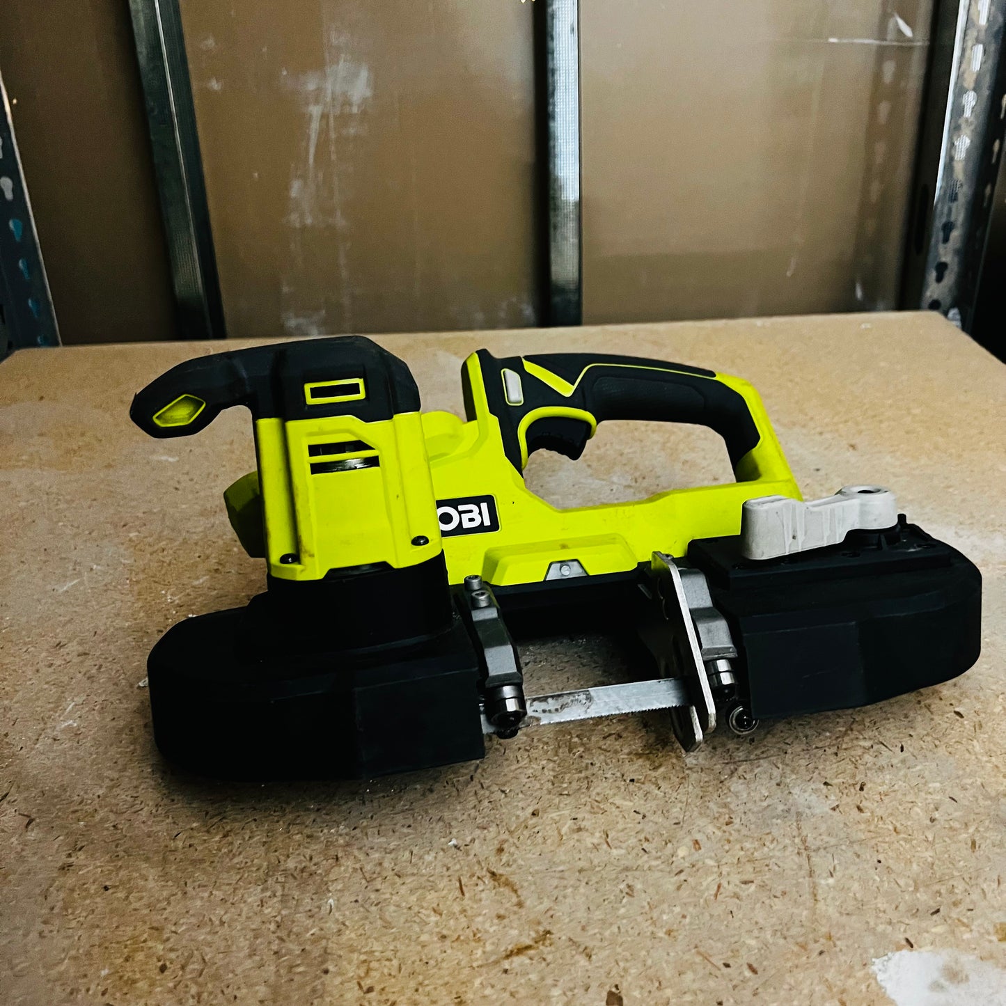 Sierra de Cinta Compacta Ryobi 18V