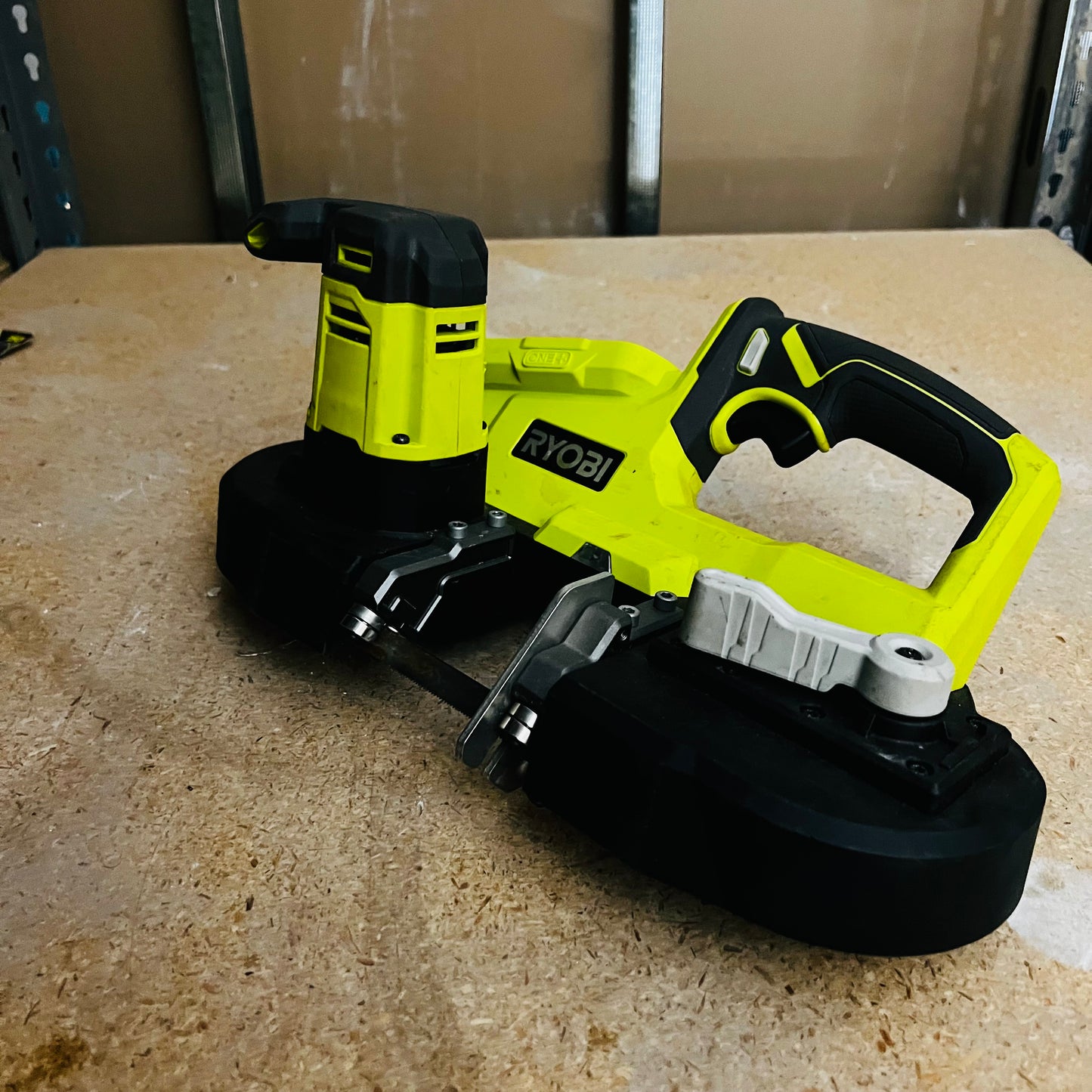 Sierra de Cinta Compacta Ryobi 18V