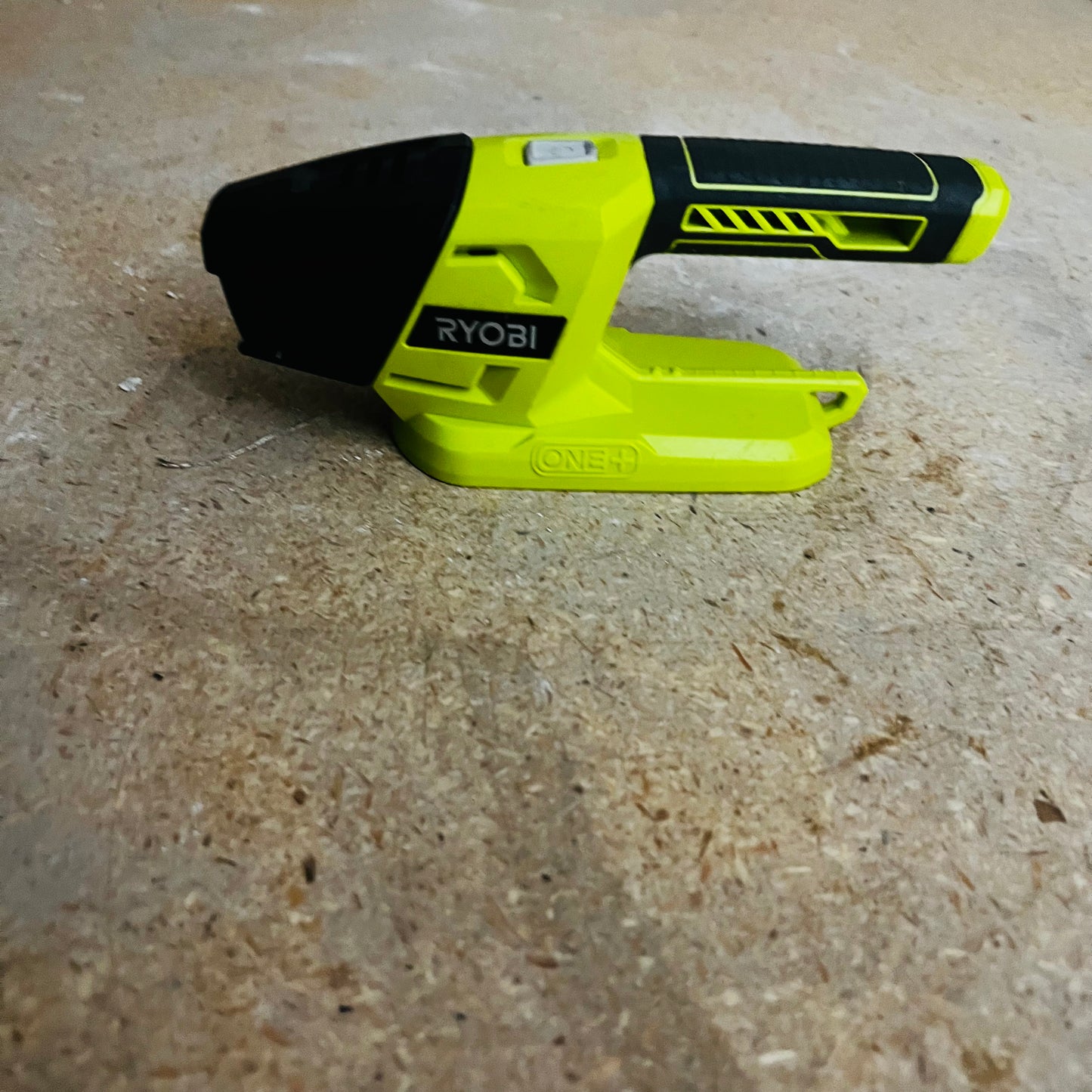 Lampara de Mano Ryobi 18V