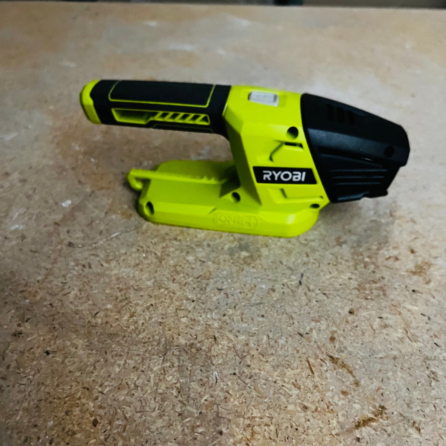 Lampara de Mano Ryobi 18V
