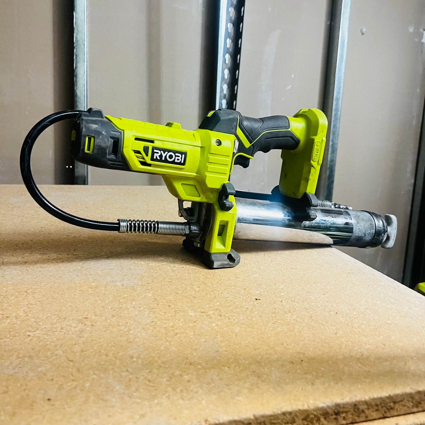 Engrasadora inalámbrica Ryobi 18v