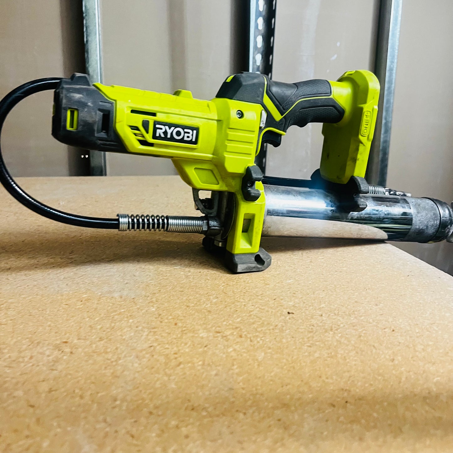Engrasadora inalámbrica Ryobi 18v