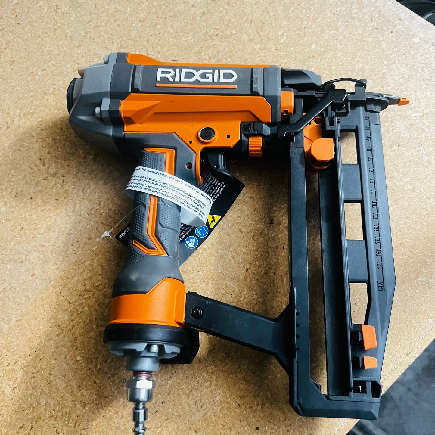 Clavadora de Calibre 16 Neumatica Ridgid