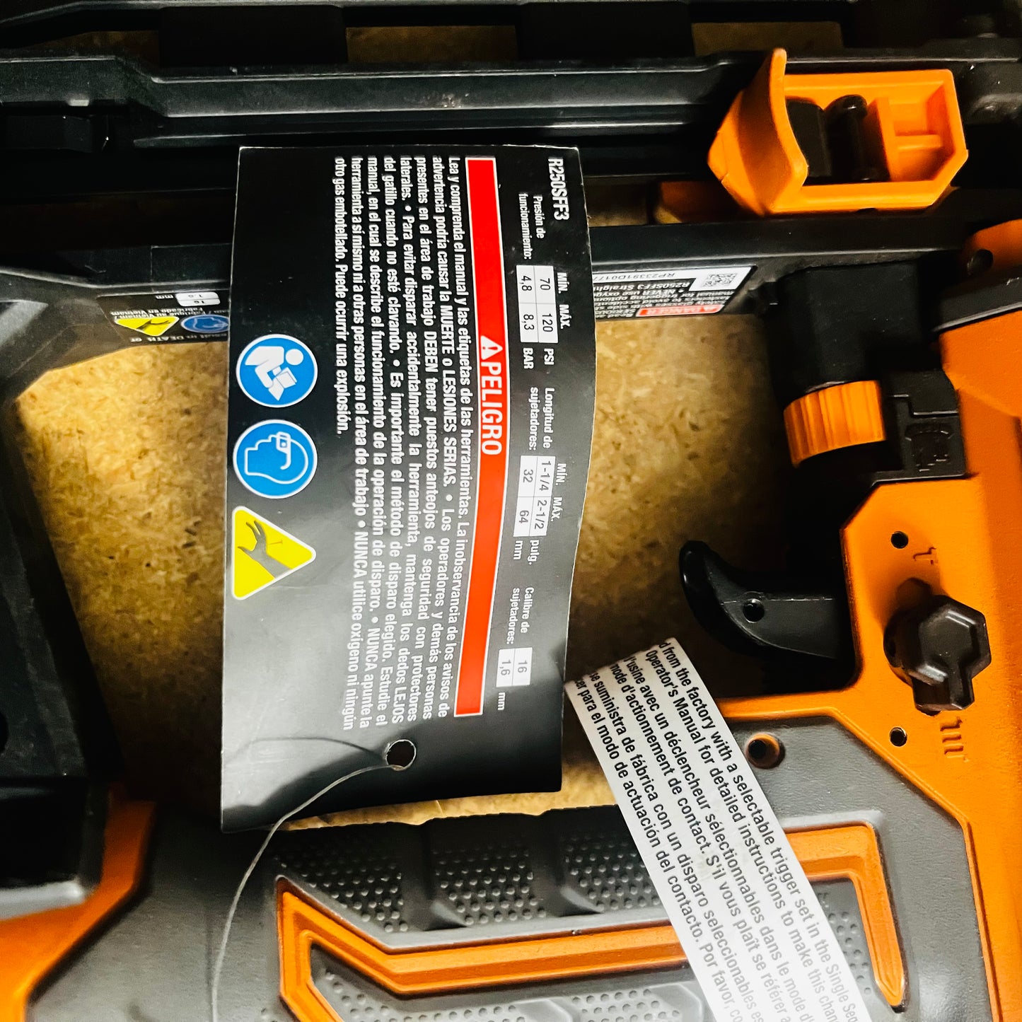 Clavadora de Calibre 16 Neumatica Ridgid