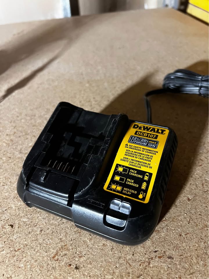 Cargador Dewalt DCB107