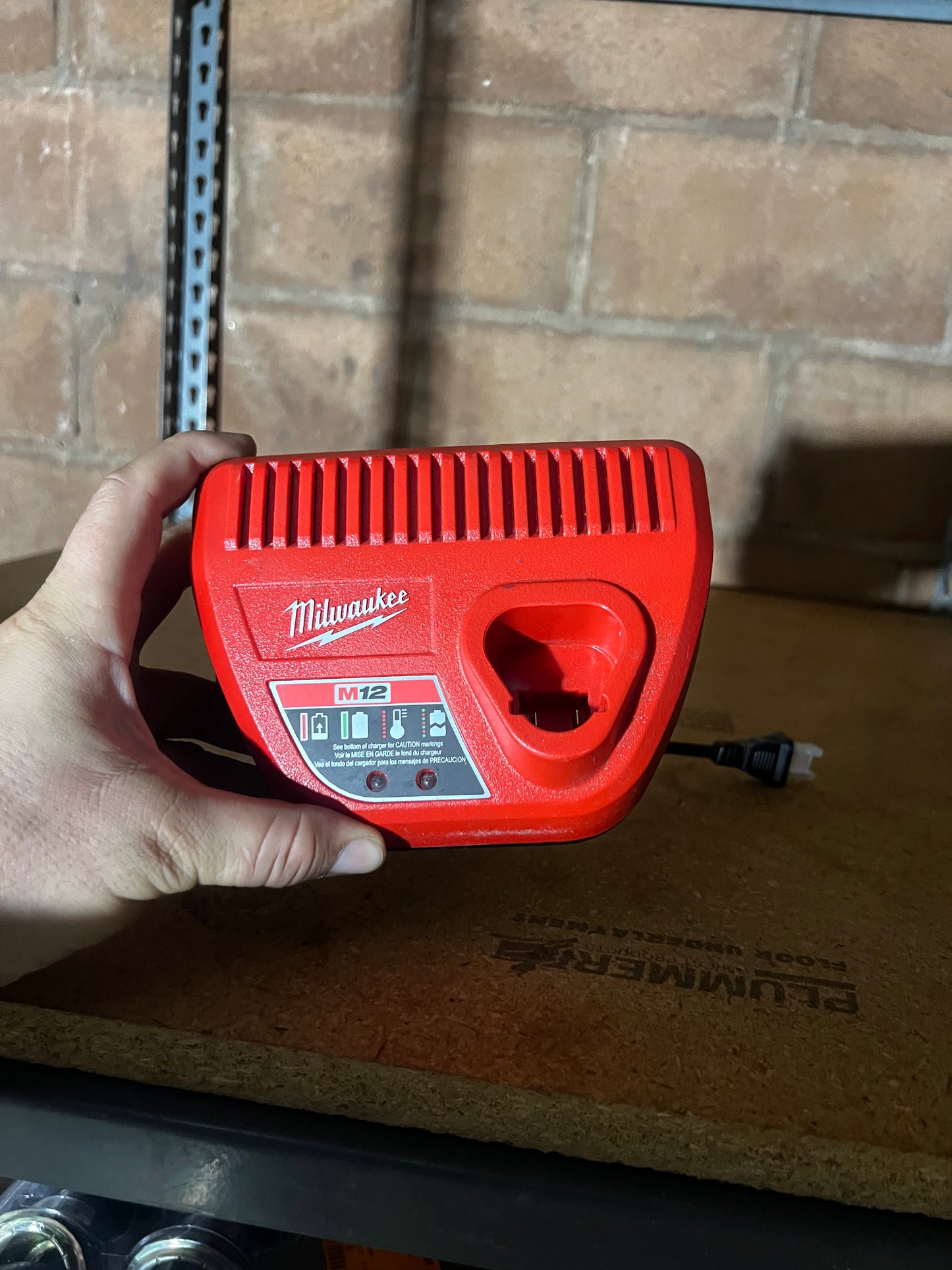 Cargador Milwaukee M12