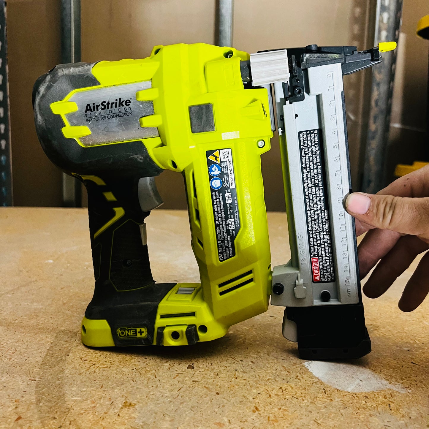 Engrapadora Calibre 18 Ryobi 18V