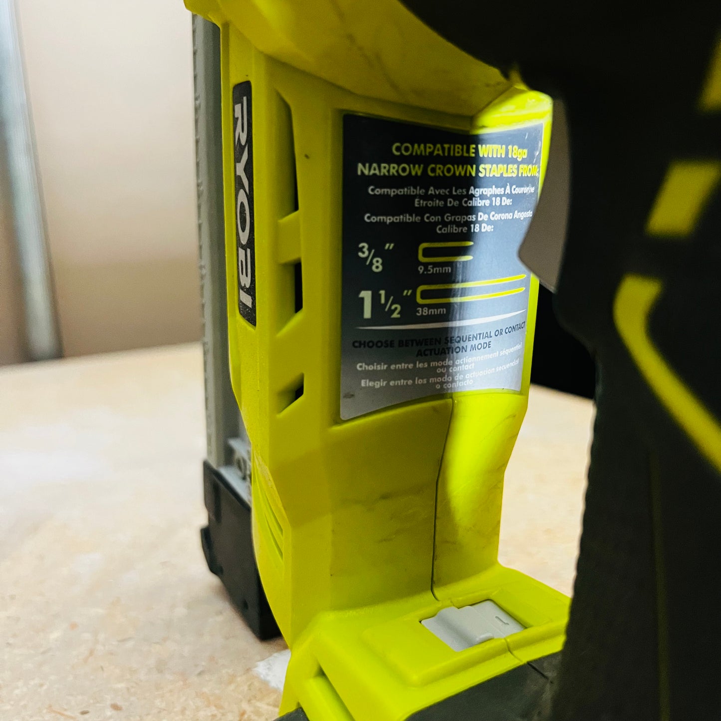 Engrapadora Calibre 18 Ryobi 18V